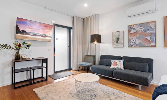 Carnegie Apartment | Stunning Studio Apartment Near Public Transport