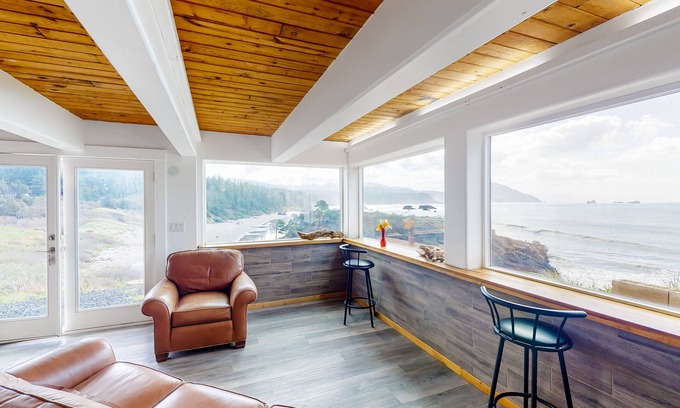 Port Orford Apartment | Stunning studio with panoramic ocean views, updated interior, & cozy kitchen
