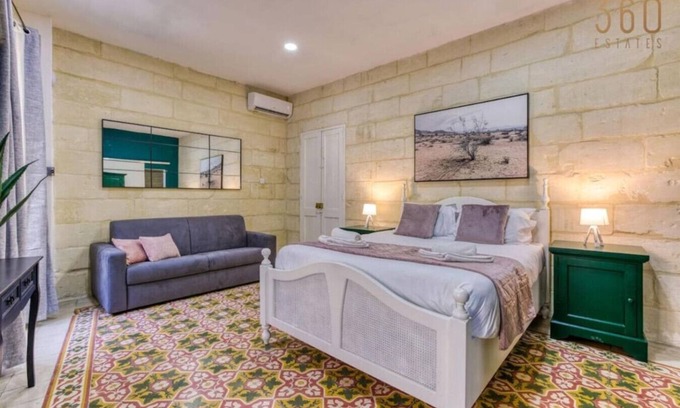 Cospicua Apartment | Stunning Studio with Maltese Balcony in Cospicua