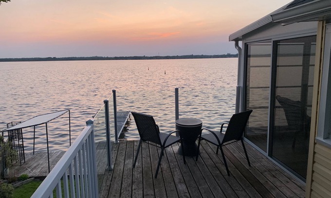 Lindsay Cottage | Stunning Sunset view and private waterfront lake