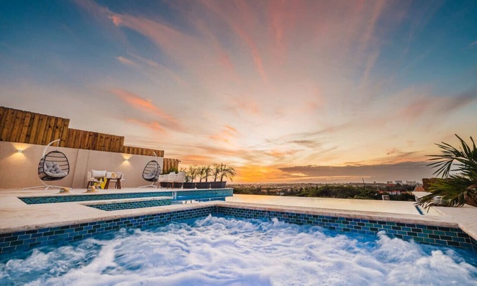 Sabana Liber House | Stunning Sunset Views, Big Pool, Hot Tub, Sleeps 8