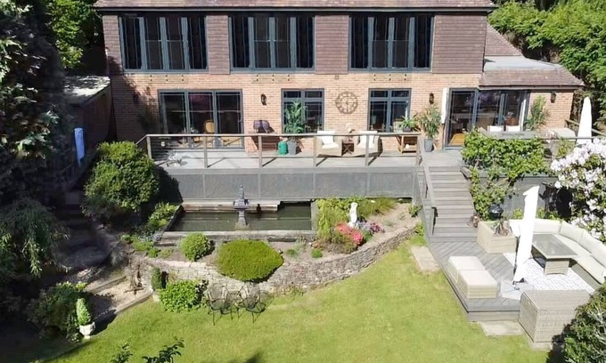 Hindhead House | Stunning Surrey Hills Country House w/hot tub (seasonal). Sleeps 8-10.