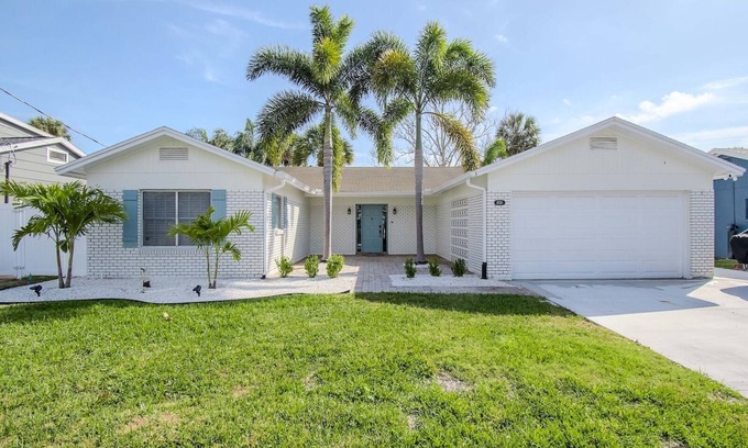 Bay Crest Park House | STUNNING TAMPA BAY WATERFRONT RETREAT~Close to airport, beaches, stadium & more!