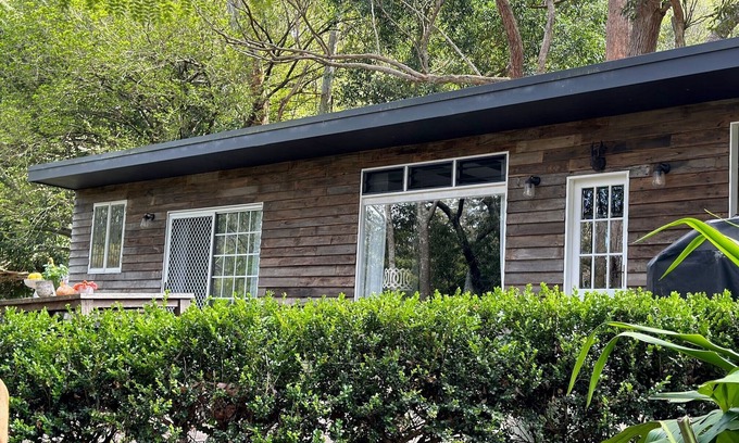 Kincumber Cabin | Stunning Tiny House- 5 minutes to Avoca Beach & Amenities