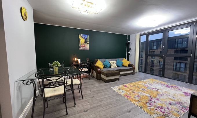 Gay Village Apartment | Stunning Top Floor Apartment 2 BEDS Free PARKING