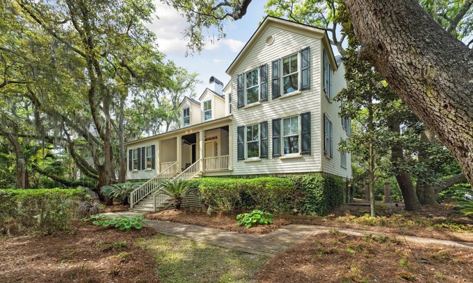 Vanderhorst Plantation House | Stunning Treehouse, easy beach and golf access