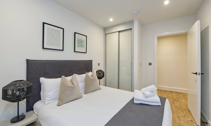Whittington Apartment | Stunning Two-Bedroom Flat with terrace