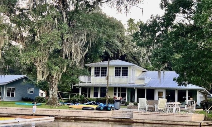 Dunnellon House | Stunning upper Rainbow River view even from inside the home! Kayaks/paddleboards