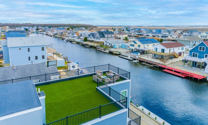 Mystic Island House | Stunning 2600 ft² waterfront home, pet friendly, 8 person hot tub, rooftop deck