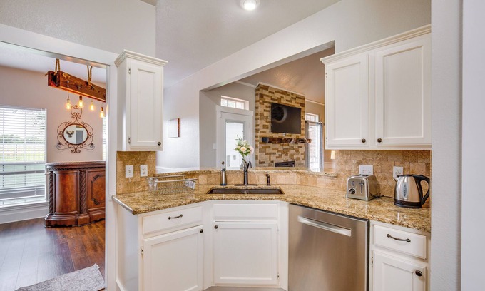 Van Alstyne House | Stunning Van Alstyne Retreat w/Patio & Fireplace!