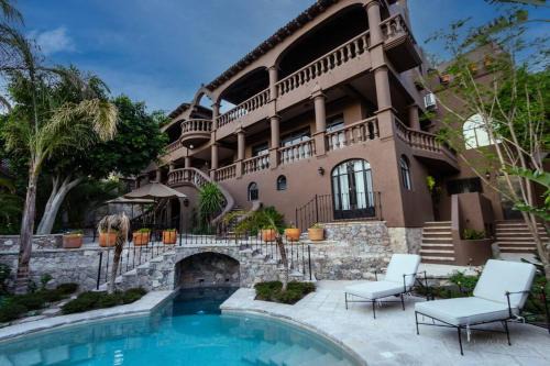 Atascadero Villa | Stunning views and pool