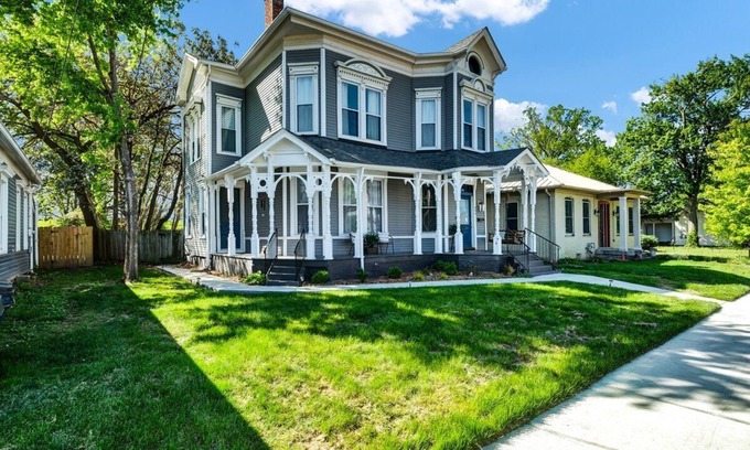 Jeffersonville House | Stunning Victorian Home - prime location minutes from Louisville