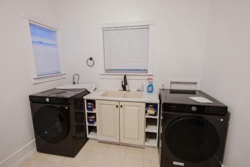 Southside House | Stunning Victorian 3BR Sleeps 10