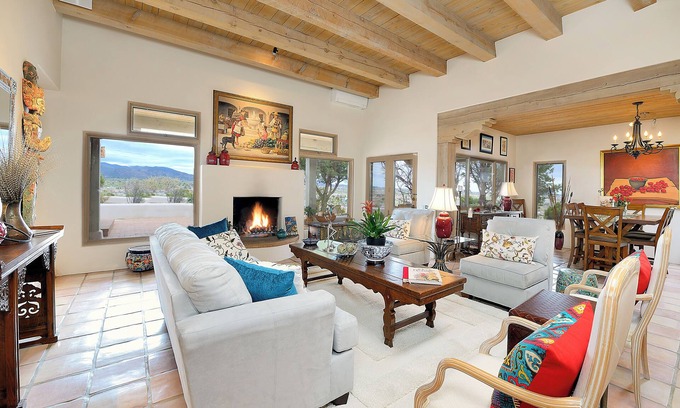 West Alameda House | Stunning view home, 3bdr, City lights, sunsets, kiva's, portals, 7 min to Plaza
