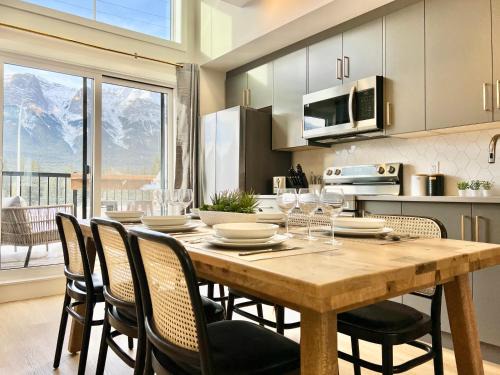 Harvie Heights House | Stunning View New Townhome Sleeps 11 AC and Hot Tub
