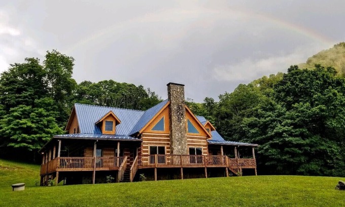 Bakersville House | Stunning Views, 4Bd/4Ba Spacious Home between Asheville & Boone