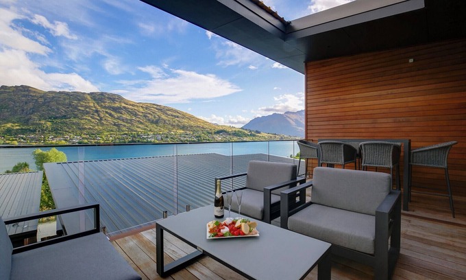 Frankton House | Stunning Views at Frankton