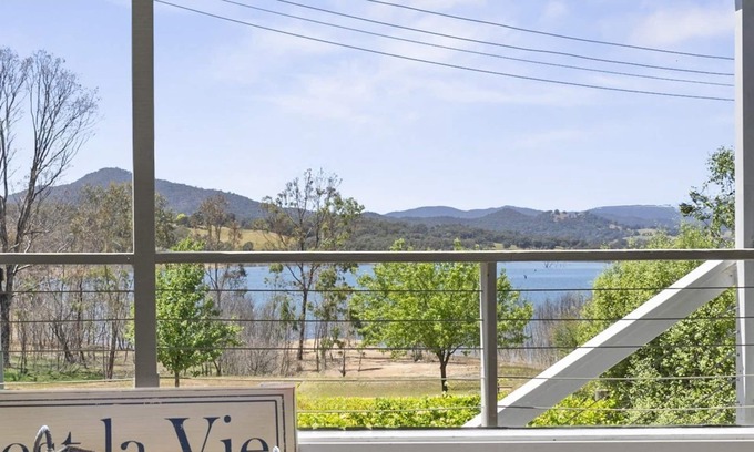 Lake Eildon House | Stunning Views at Goughs Bay – Boating, Skiing, Trails & Wineries await!