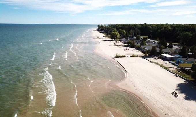 Oscoda House | Stunning views of Lake Huron