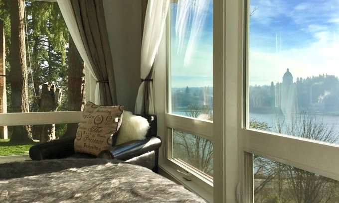 South Westside House | Stunning views of the Capitol Building, Capitol Lake, and Mt Rainier!