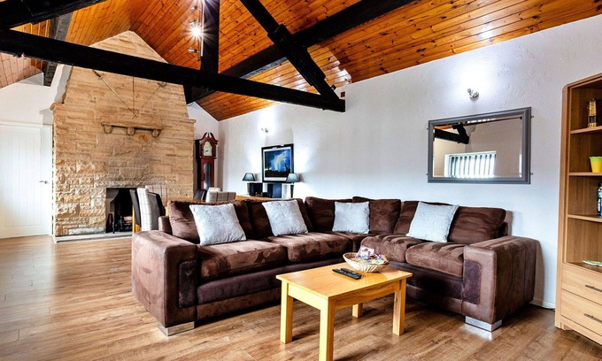 Ferryhill House | Stunning villa for 8 guests with WIFI, TV, pets allowed and parking