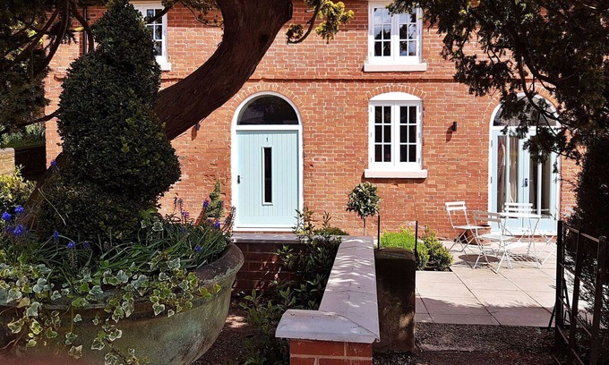 Breedon on the Hill House | Stunning villa for 4 guests with WIFI, TV and pets allowed