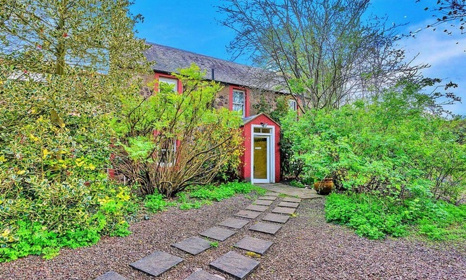 East Linton House | Stunning villa for 5 guests with WIFI, terrace, pets allowed and parking