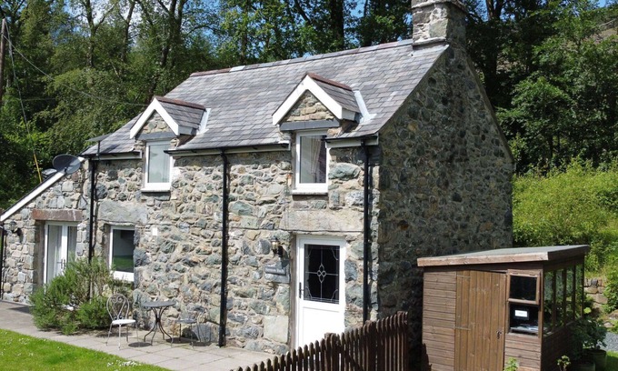 Ganllwyd House | Stunning villa for 4 guests with WIFI, pets allowed and parking