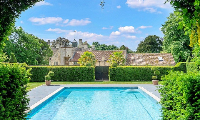Tormarton House | Stunning villa for 16 guests with WIFI, pool