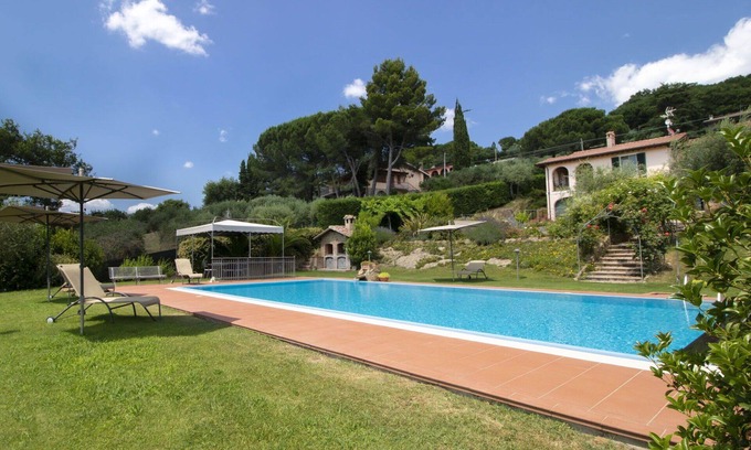 Magione Villa | Stunning villa for 4 guests with WIFI, private pool, A/C, hot tub, TV and patio
