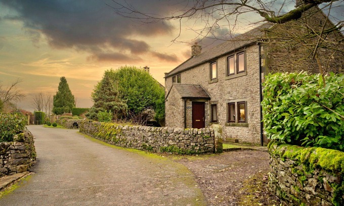 Alstonfield House | Stunning villa for 5 people with WIFI, TV and parking