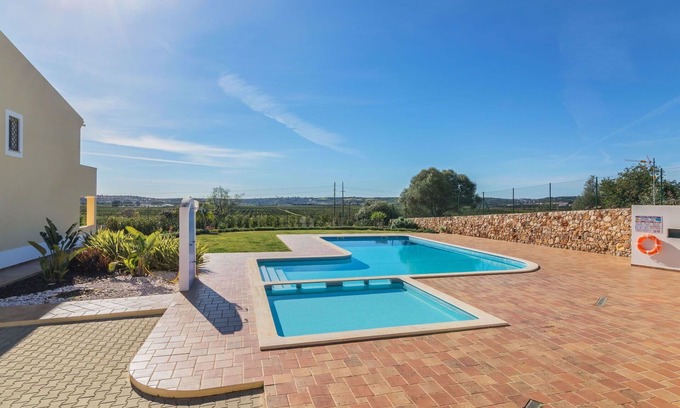 Monte Raposo House | Stunning villa for 6 guests with WIFI, A/C, pool, TV, terrace and panoramic view