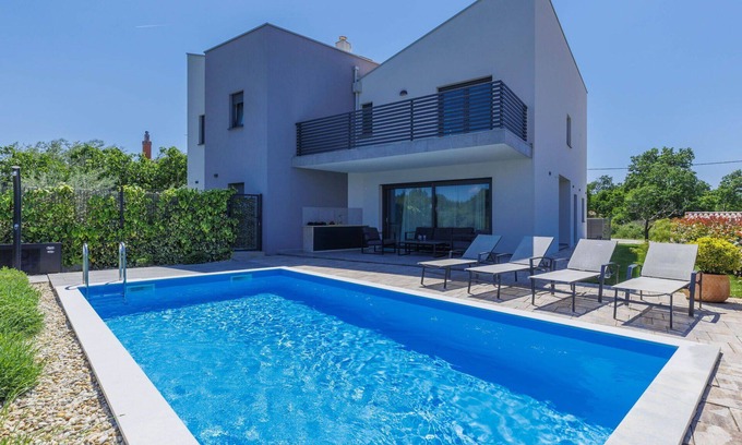 Vrznaveri House | Stunning villa for 6 guests with A/C, WIFI, private pool, TV, terrace, pets allowed and parking