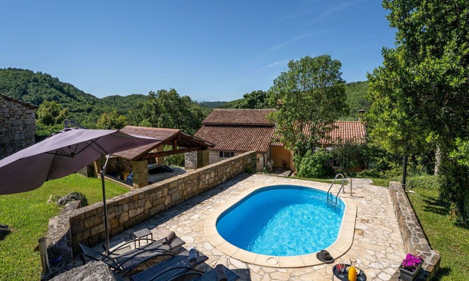 Grabri House | Stunning villa for 7 guests with hot tub, private pool, A/C, WIFI, TV, pets allowed and parking