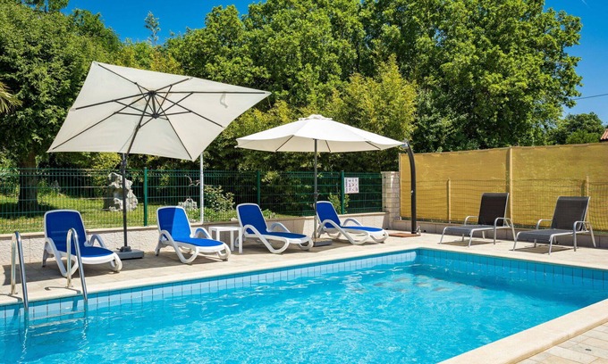Vinez House | Stunning villa for 8 people with A/C, private pool, WIFI, TV and terrace