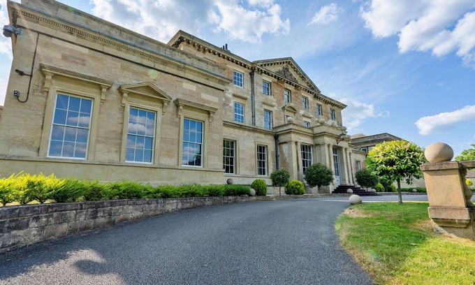 Hickleton House | Stunning villa for 9 guests with WIFI, TV, terrace, pets allowed and parking