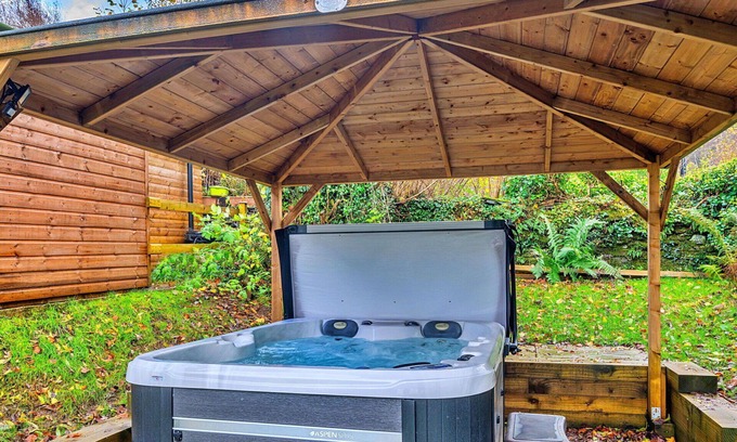 Dolwyddelan House | Stunning villa for 5 people with hot tub, WIFI, TV and parking