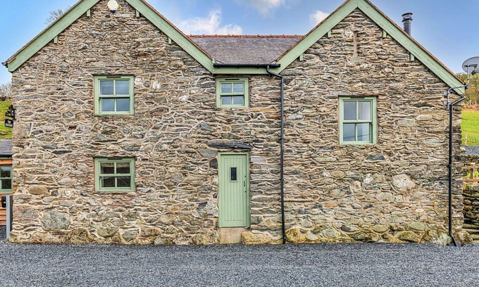 Llandrillo House | Stunning villa for 6 people with WIFI, hot tub, TV, terrace and parking