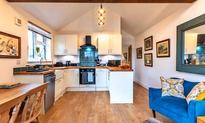 West Meon House | Stunning villa for 2 guests with WIFI and parking