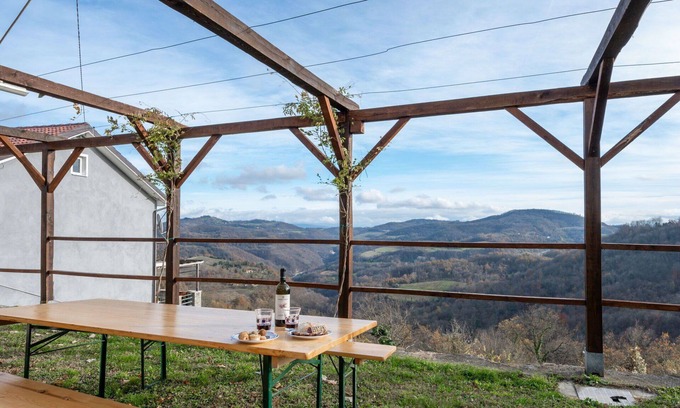 Gottasecca House | Stunning villa for 7 people with hot tub, WIFI, TV, patio, pets allowed and panoramic view