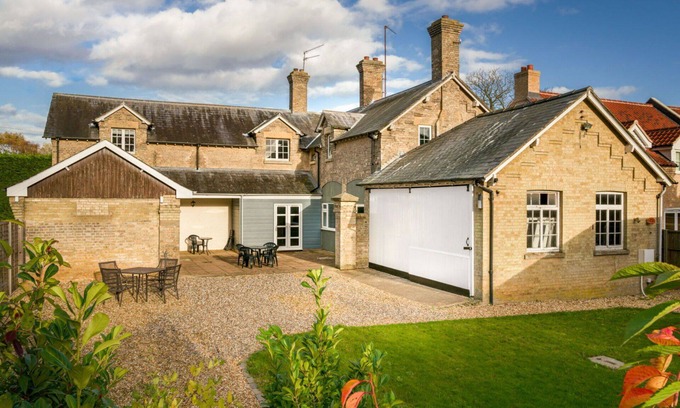 Tilney Fen End House | Stunning villa for 11 guests with WIFI, TV and parking