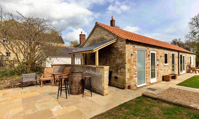 Thurlby House | Stunning villa for 2 guests with WIFI, terrace and pets allowed