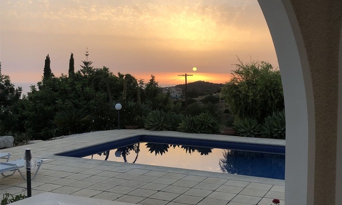 Tala Villa | Stunning Villa with gardens and pool — 10 min from beach