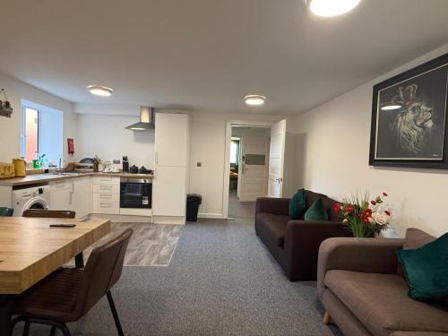 Southport House | Stunning Villa with Secluded Garden, Sleeps 10, ideal for Groups & Families