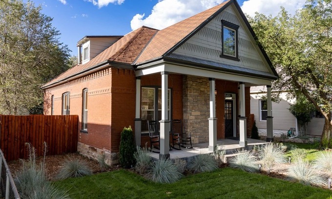 Canon City House | Stunning Vintage Victorian-Era Cottage - Walk to train/river/park/downtown.