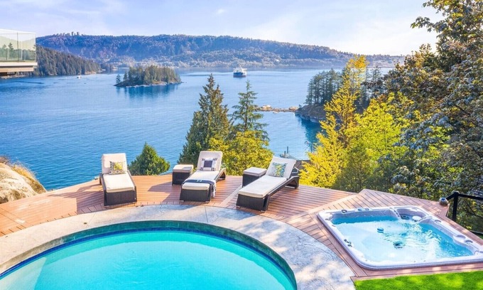 District of North Vancouver Villa | ✨Stunning Waterfront views Retreat Villa, 5 Bed, 5 Bath, Pool, Sauna, Hot tub✨