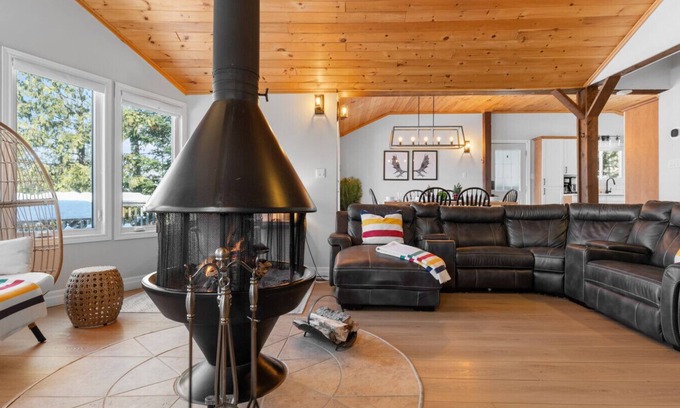 Faraday House | Stunning Waterfront Cottage Getaway