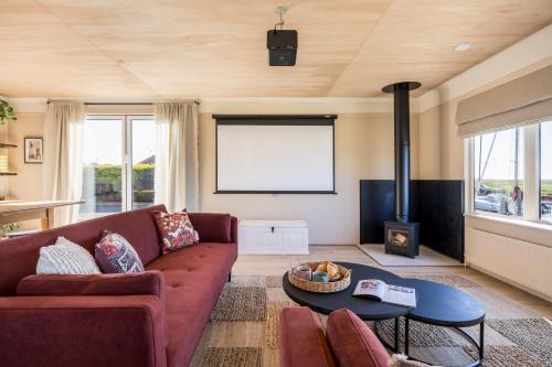 Christchurch House | Stunning Waterfront, Wood Fired Hot Tub, Projector & Log Burner