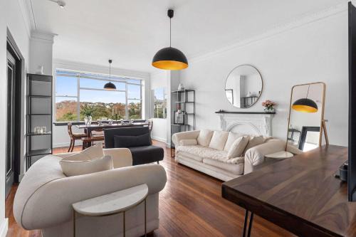 Elizabeth Bay Apartment | Stunning Waterfront Haven with Majestic Views