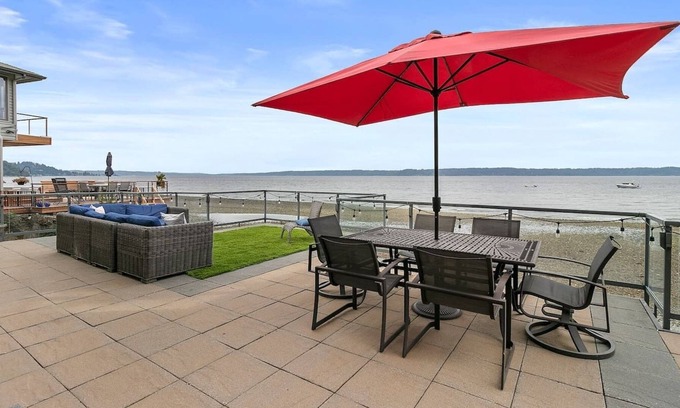 Seattle Metro Area House | Stunning waterfront home. Family/Corporate Retreat